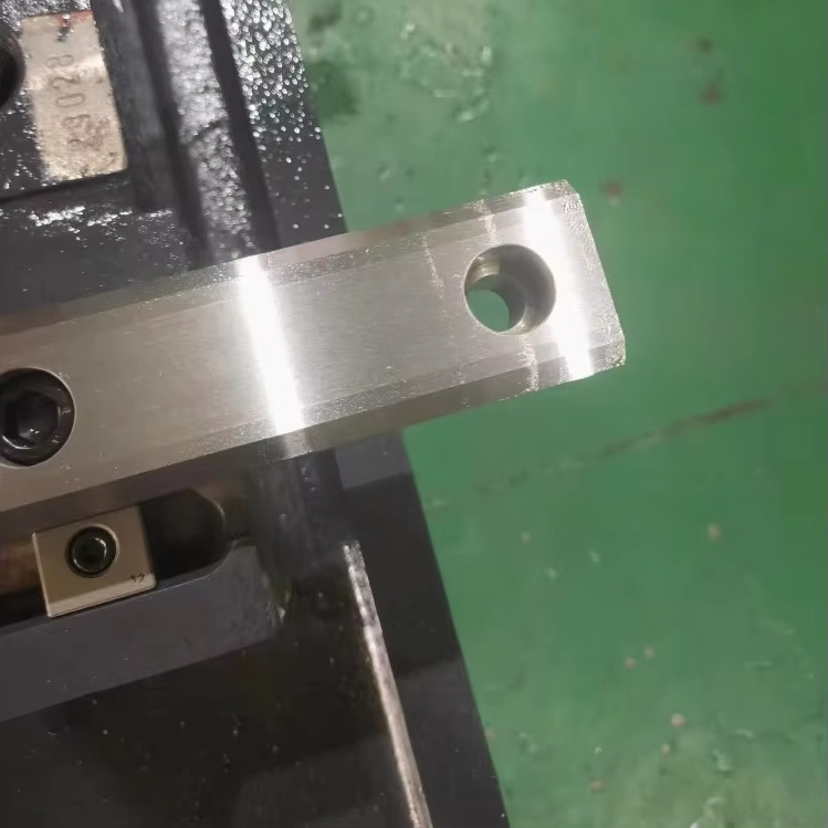 CNC Vertical Machining Center  - Heavy Equipment Center recension och pris